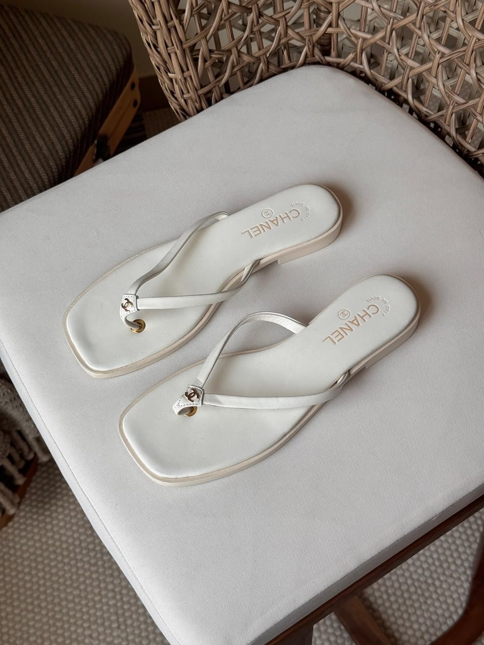 Chanel thong sandals white - Image 2