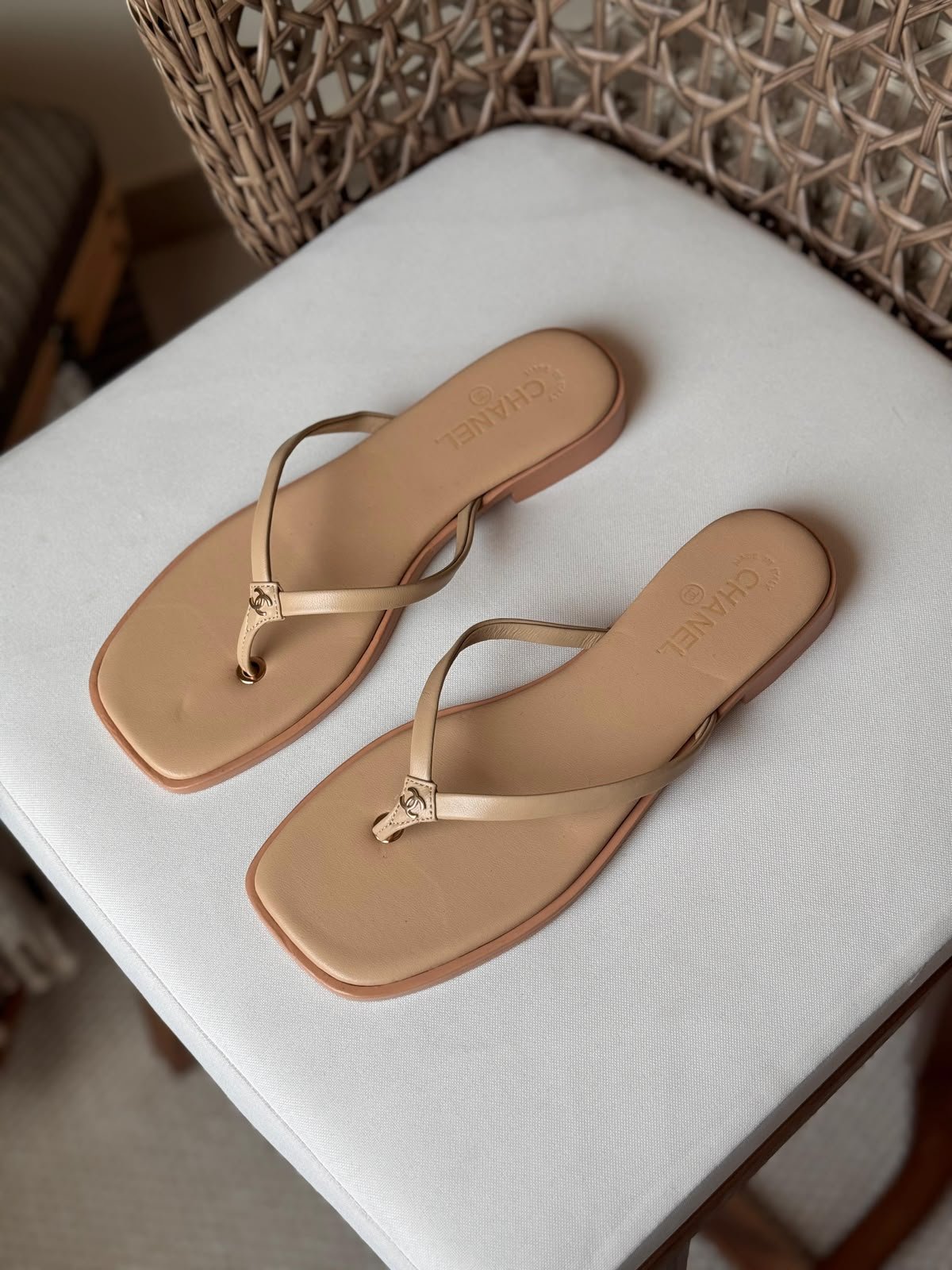 Chanel thong sandals beige - Image 2