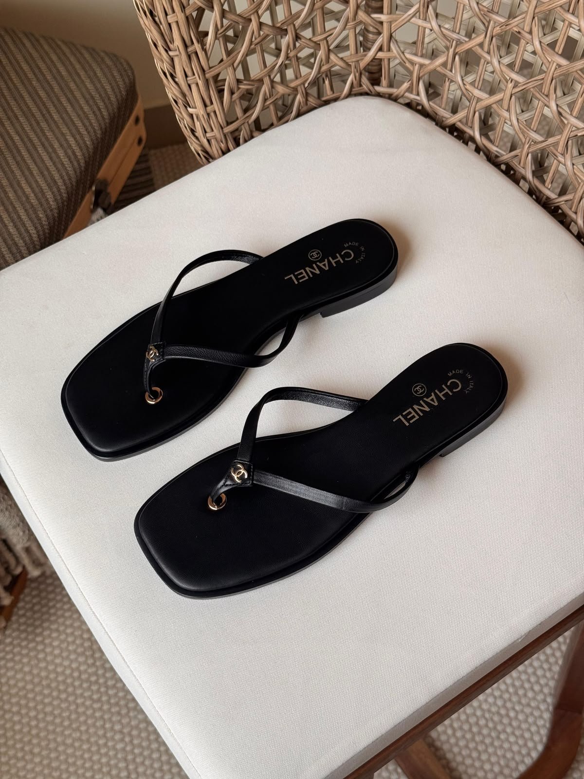 Chanel thong sandals black - Image 2