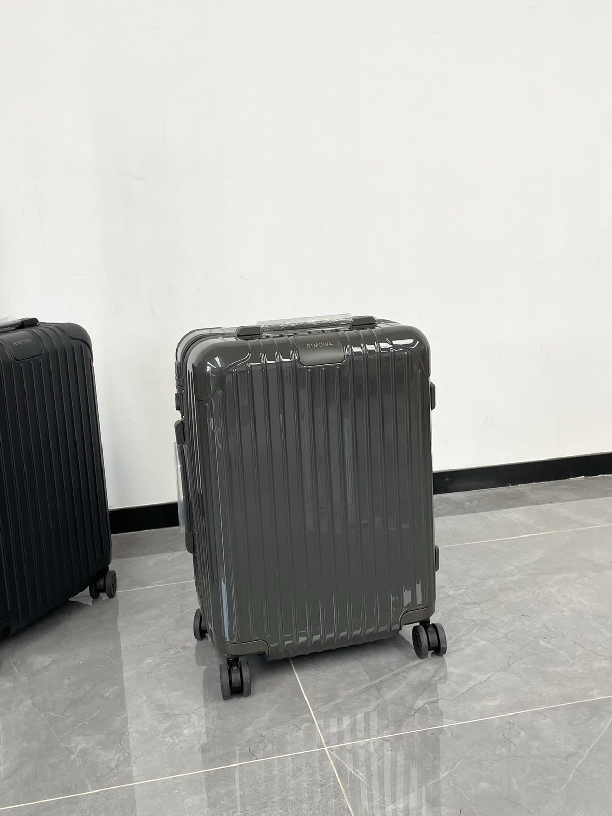 Rimowa Essential Gloss Grey - Image 3