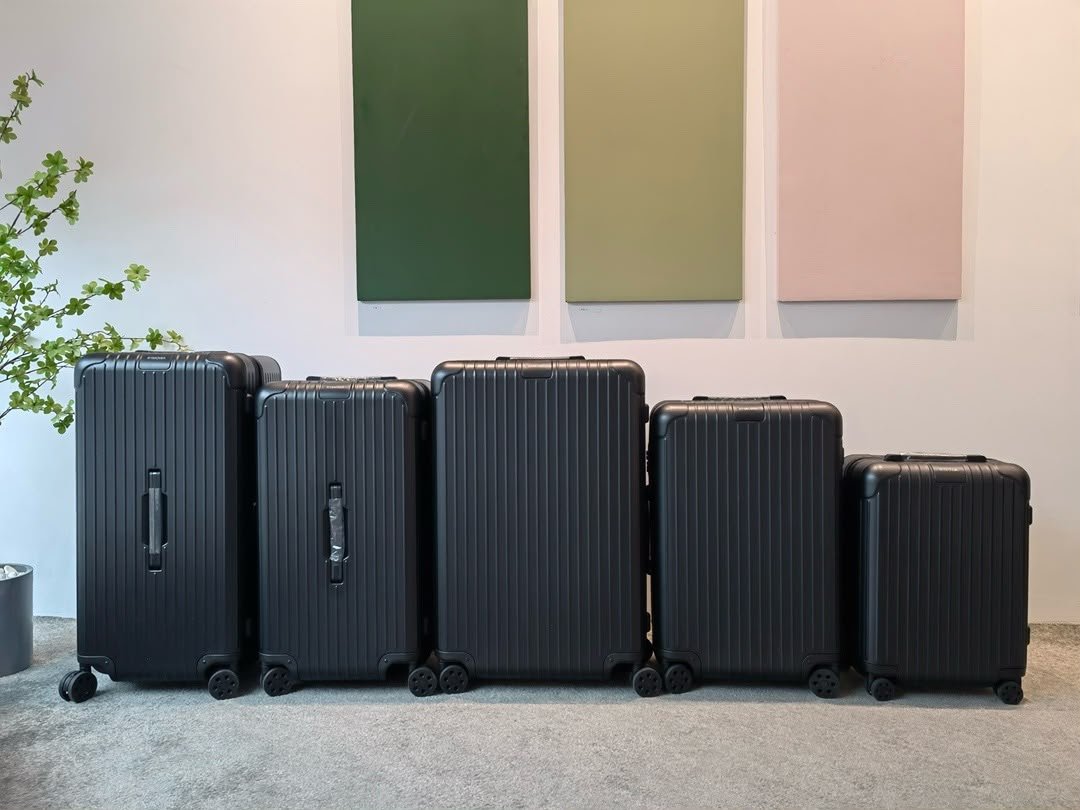 Rimowa Essential Matte Black